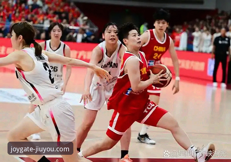 九游官方网站登录对比 战术博弈与个人英雄主义:中国女篮的团队胜利 vs 九游官网平台的沉浸式观赛体验